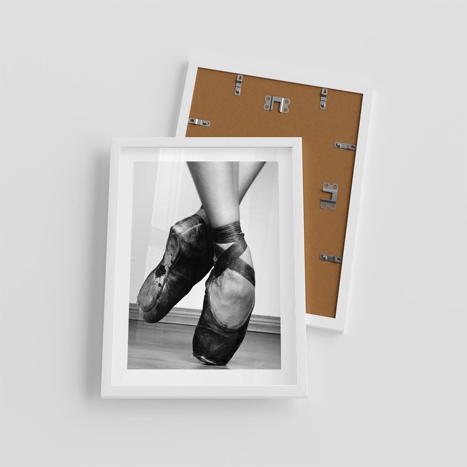 Plakat w ramie 30x40 - Taniec Zmysłów - artystyczne zdjęcie, odcienie szarości - rama biała