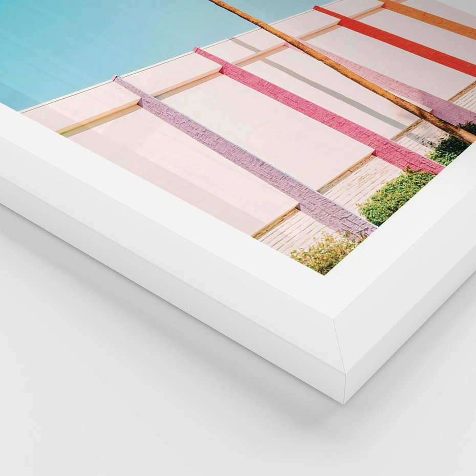 Plakat w ramie 40x50 - Tropikalny Kontrast - palma na tle błękitnego nieba, kolorowy mur - rama biała