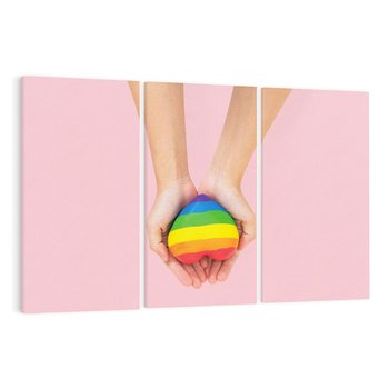 Obraz na płótnie 120x80 - Miłość na Dłoniach - zdjęcie, dłonie trzymają ulepione tęczowe serce