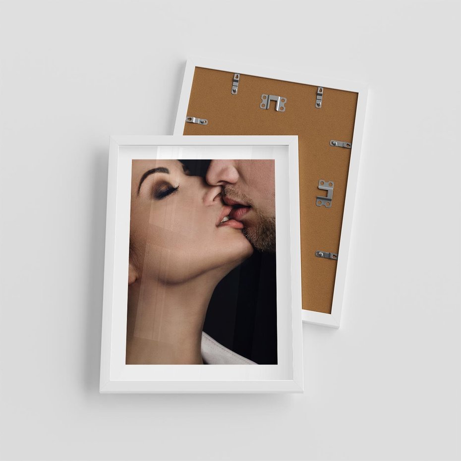 Plakat w ramie 30x40 - Miłosne Uczucia - kobieta, pocałunek - rama biała