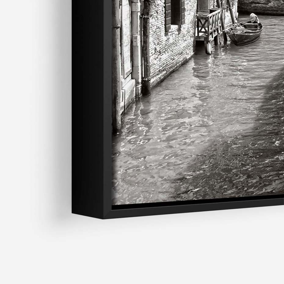 Obraz w ramie 70x100 - Weneckie Kanały - czarno białe zdjęcie, wenecja - rama czarna