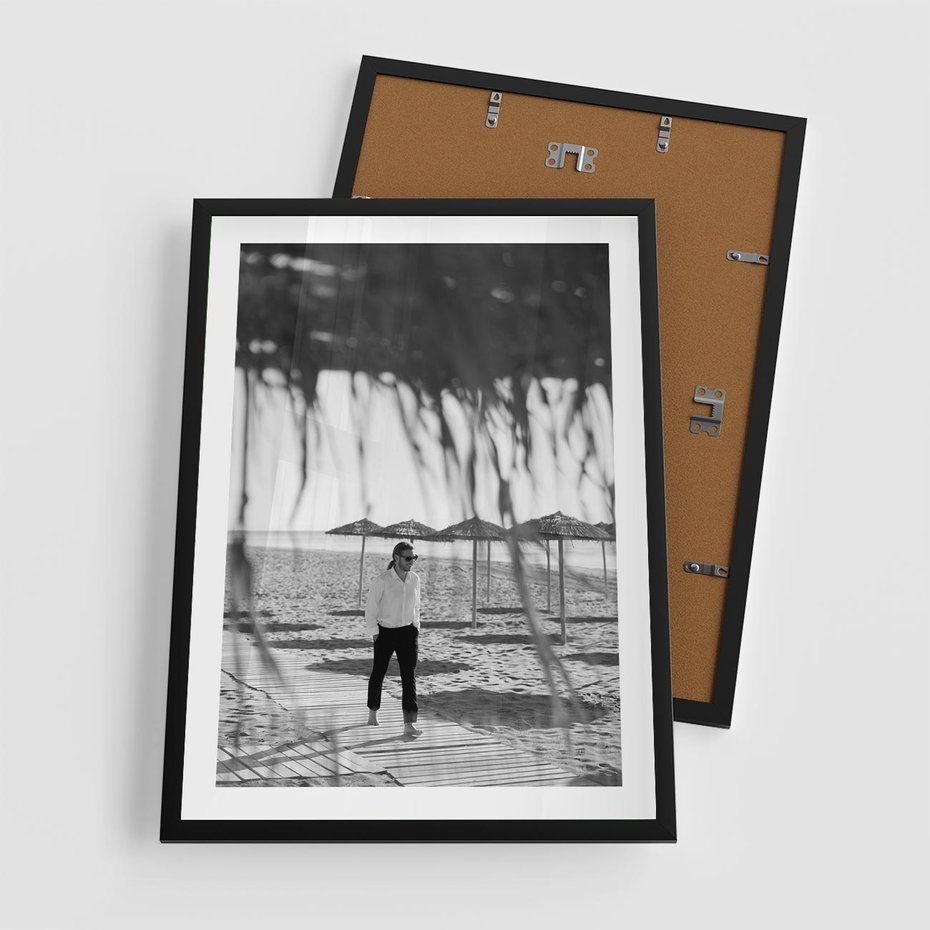 Plakat w ramie 50x70 - Wakacyjny Spacer - czarno białe zdjecie, plaża - rama czarna