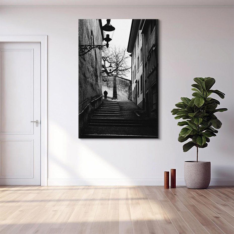 Obraz na płótnie 80x120 - Ukryta Uliczka - czarno białe zdjęcie, schody