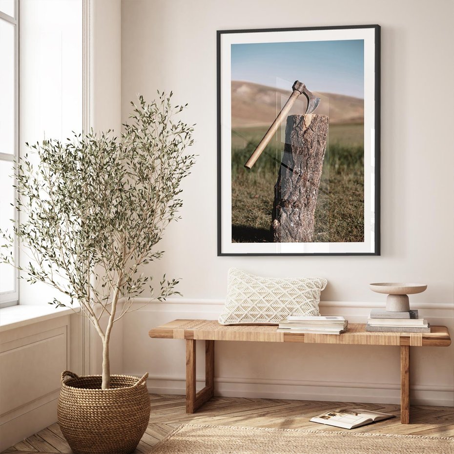 Plakat w ramie 50x70 - Rustykalna Praktyczność: Fotografia Siekiery - rustykalna fotografia, siekiera wbita w pieniek - rama czarna