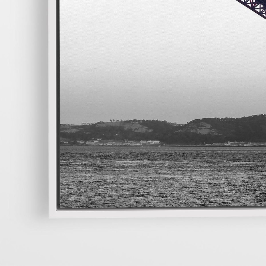 Obraz w ramie 50x50 - Majestatyczny Most - czarno biała fotografia, czerwony stalowy most nad rzeką - rama biała