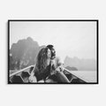 Obraz w ramie 70x50 - Księga mglistych marzeń - czarno biała fotografia, para zakochanych w łodzi - rama czarna