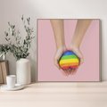 Obraz w ramie 80x80 - Miłość na Dłoniach - zdjęcie, dłonie trzymają ulepione tęczowe serce - rama drewno