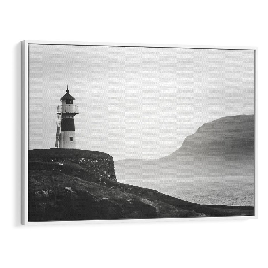 Obraz w ramie 120x80 - Melancholia Północy - czarnobiała fotografia, nadmorska latarnia na klifie - rama biała