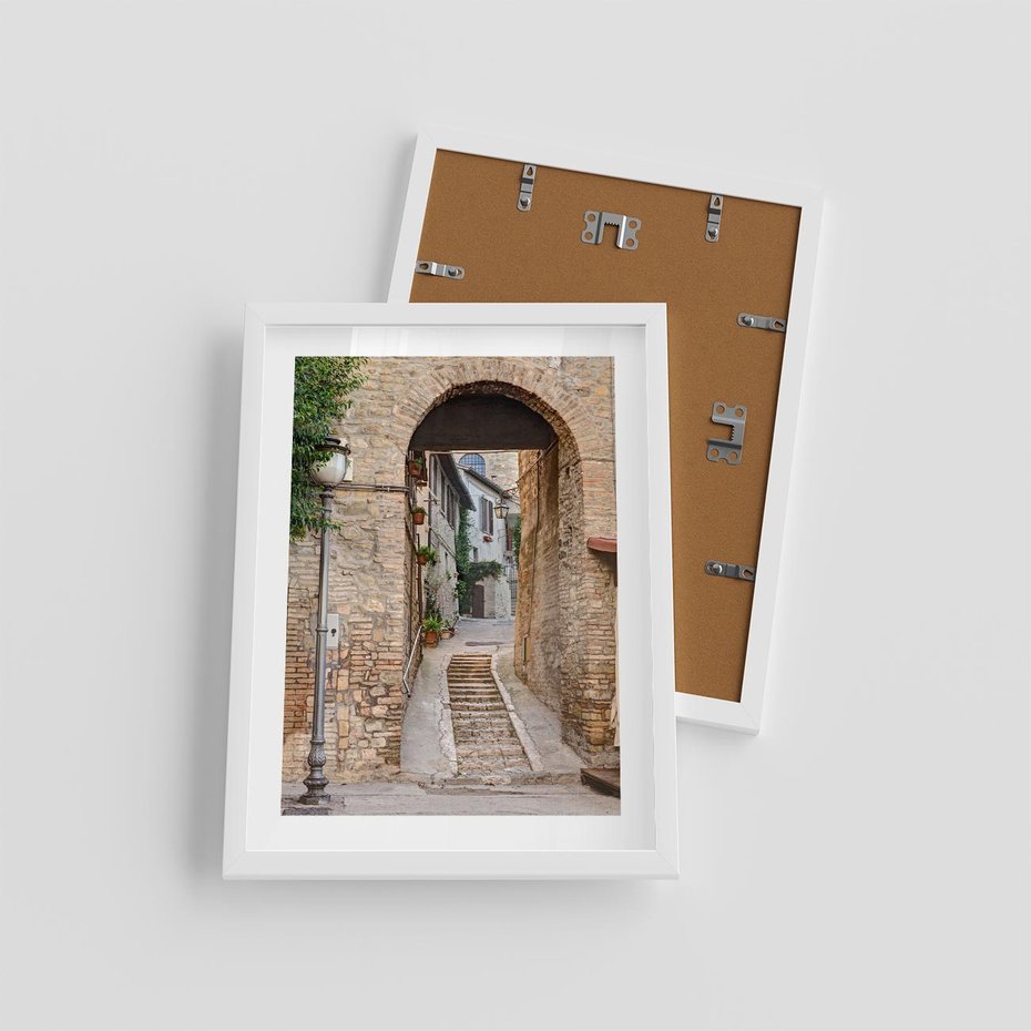 Plakat w ramie 30x40 - Klimatyczna Uliczka w Grecji - uliczka, Grecja - rama biała