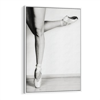 Obraz w ramie 80x120 - Tańcząca Delikatność - artystyczne zdjęcie, odcienie szarości - rama biała