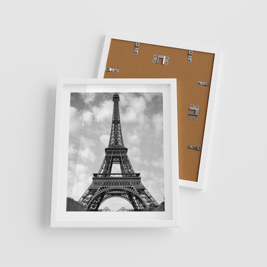 Plakat w ramie 40x50 - Nocna panorama Paryża z wieżą Eiffla - Eiffla, Paryż - rama biała