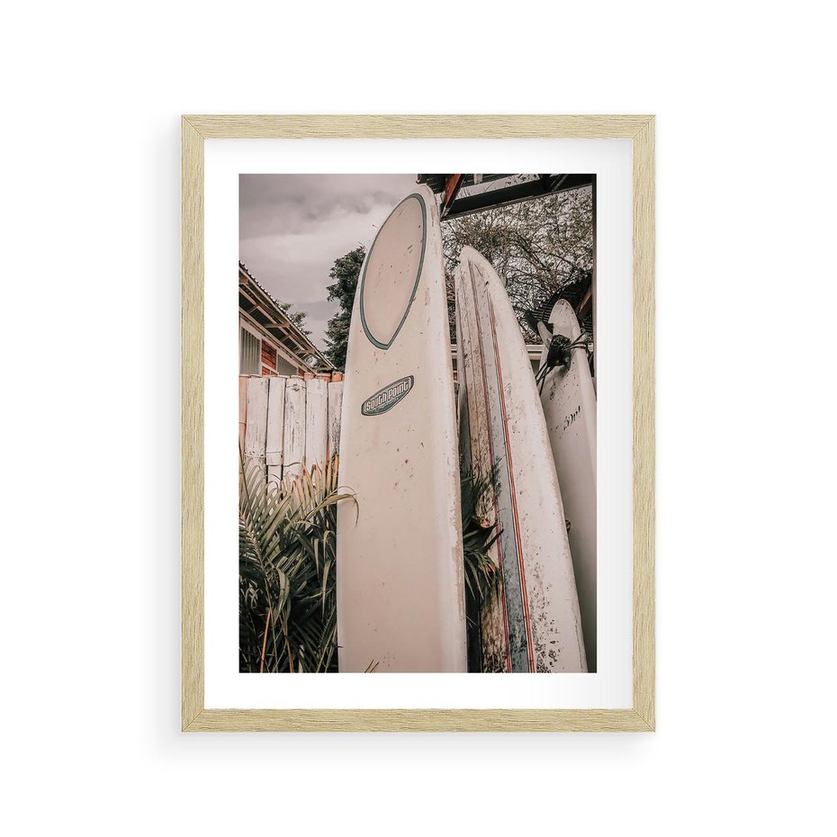 Plakat w ramie 30x40 - Deski Surfingowe czekają na Fale - deski surfingowe, stoją pod płotem - rama drewno