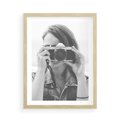 Plakat w ramie 50x70 - Zrób mi Zdjęcie - fotografia, kobieta z aparatem - rama drewno