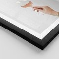 Plakat w ramie 30x40 - Kobieca Dłoń i Różowe Wino - kieliszek różowego wina, kobieca dłoń - rama czarna