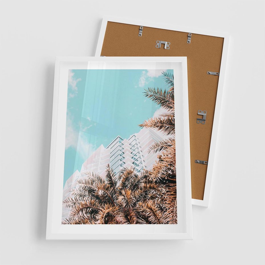 Plakat w ramie 50x70 - Wakacyjny Raj - palmy, wysokie budynki - rama biała