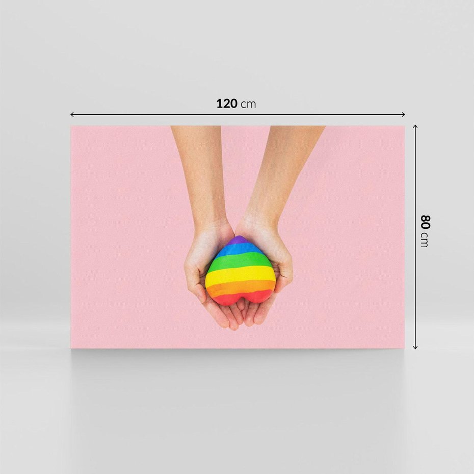 Obraz na płótnie 120x80 - Miłość na Dłoniach - zdjęcie, dłonie trzymają ulepione tęczowe serce