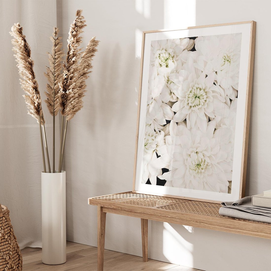 Plakat w ramie 50x70 - Białe Kwiaty: Płatki Delikatności - białe kwiaty, zbliżenie - rama drewno
