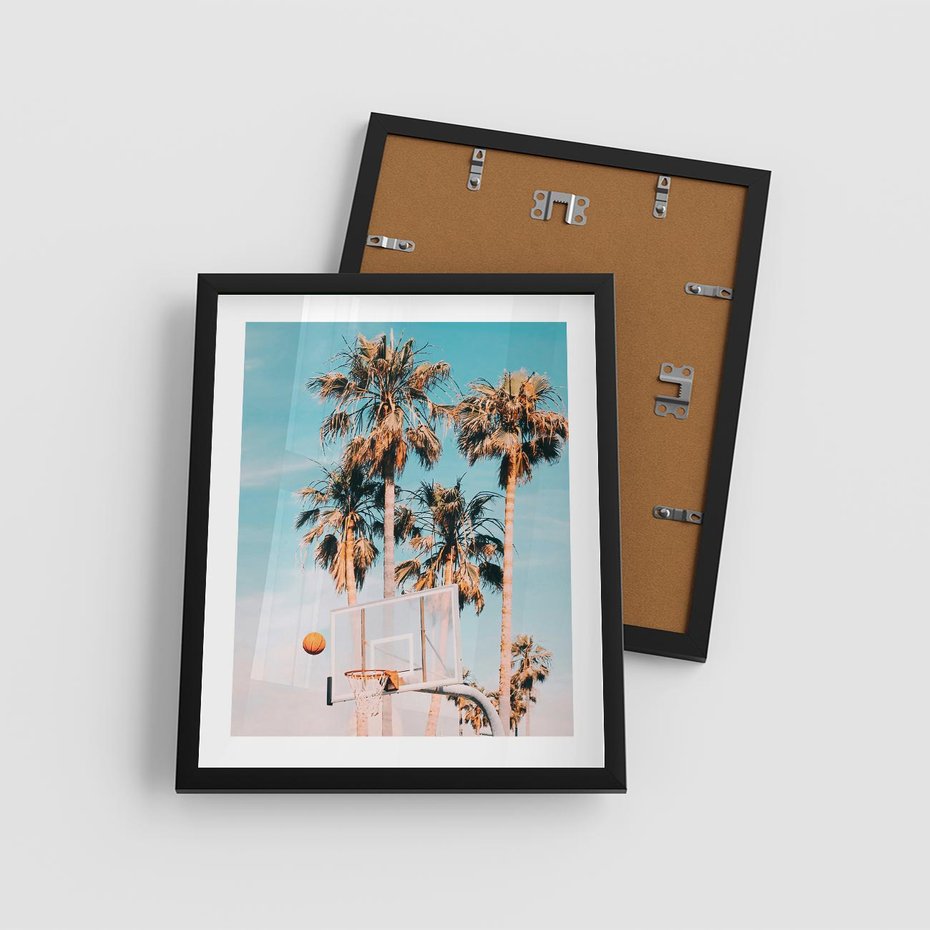 Plakat w ramie 40x50 - Egzotyczna Koszykówka - palmy na tle nieba, koszykówka - rama czarna