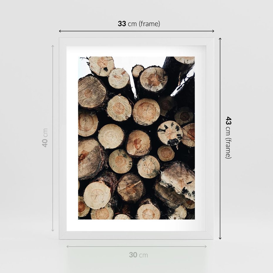 Plakat w ramie 30x40 - Siła Drewna - ścięte drewno, belki drewna ułożone jedna na drugiej - rama biała