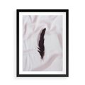Plakat w ramie 50x70 - Prosta Elegancja - czarne pióro na białej pościeli, minimalizm - rama czarna