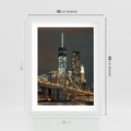 Plakat w ramie 30x40 - Miasto rozświetlone nocnym blaskiem - miasto, nocą - rama biała