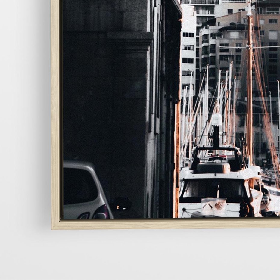 Obraz w ramie 70x50 - Światło Portowe - czarno białe zdjecie, uliczka w nadmorskim mieście - rama drewno