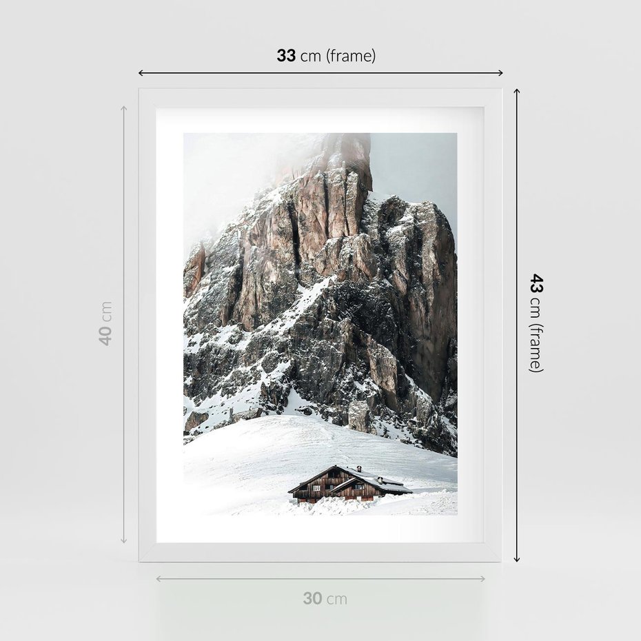 Plakat w ramie 30x40 - Górski Raj z Chatką - górskie szczyty, ośnieżone góry - rama biała