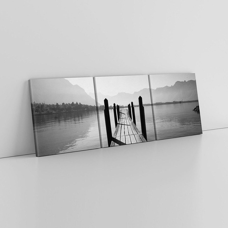 Obraz na płótnie 90x30 - Spokojna Przystań - czarno biała fotografia, drewniany pomost na jeziorze