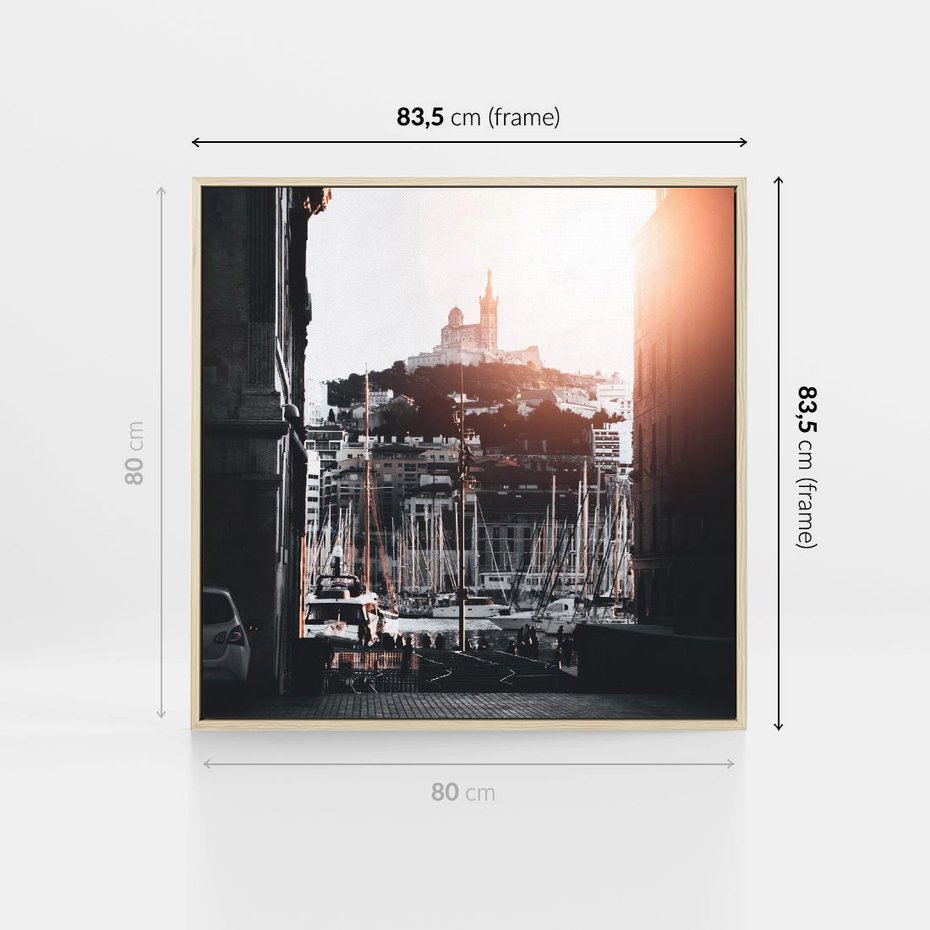 Obraz w ramie 80x80 - Światło Portowe - czarno białe zdjecie, uliczka w nadmorskim mieście - rama drewno