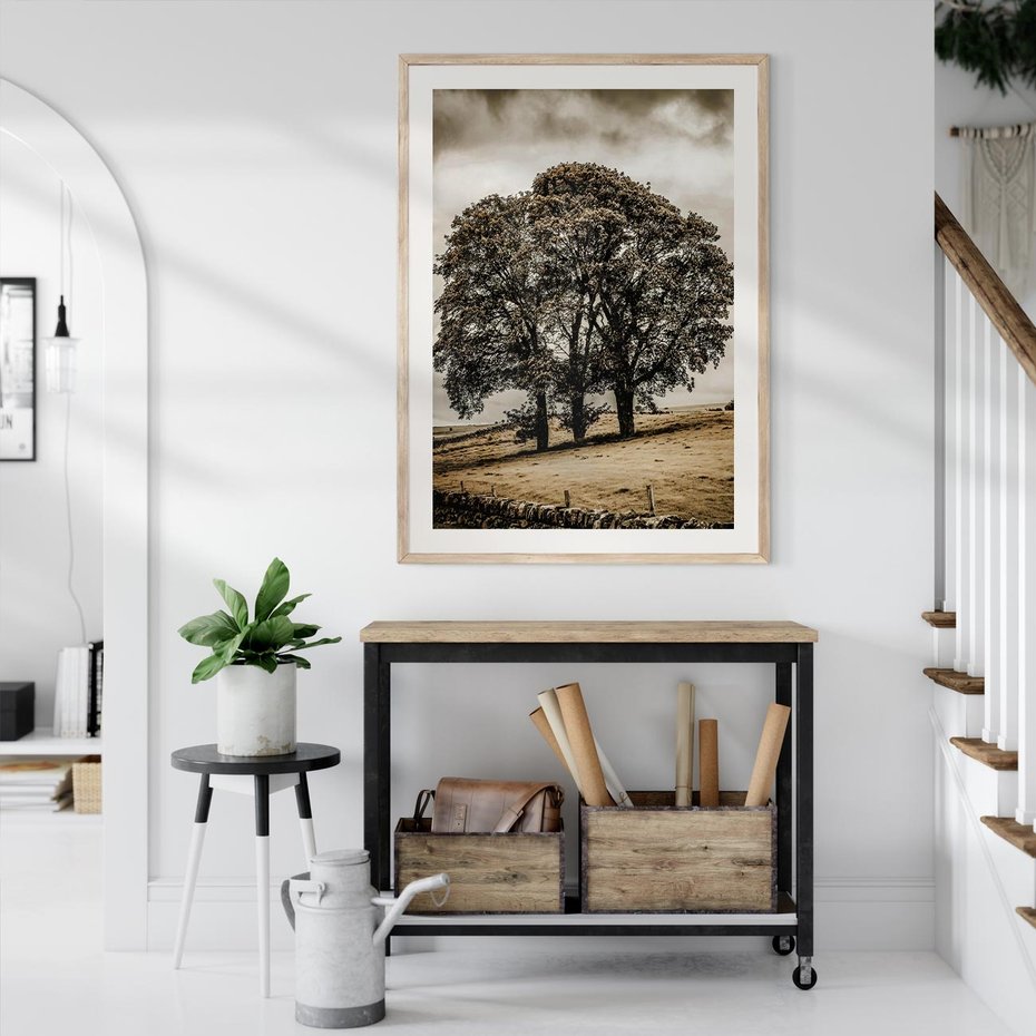Plakat w ramie 30x40 - Spokojna Osamotniona Chwila - beżowe kolory, samotne drzewo na polu - rama drewno