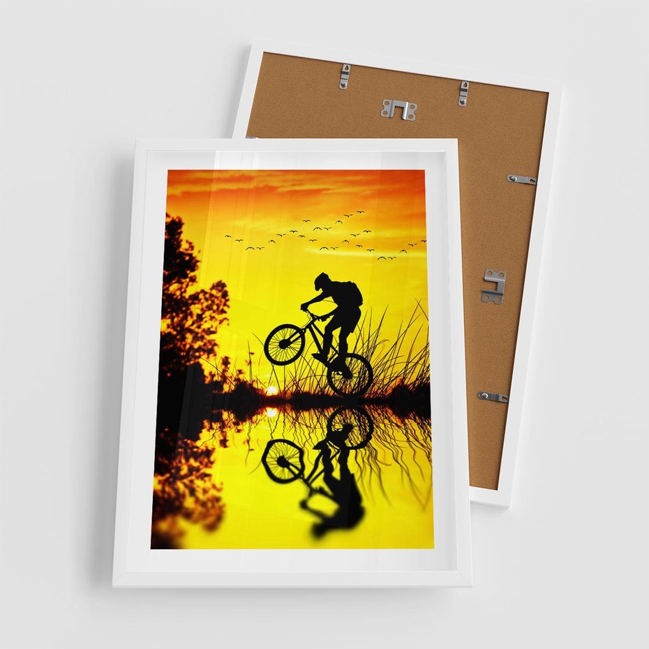 Plakat w ramie 50x70 - Rower przy zachodzie słońca - rower, zachód - rama biała