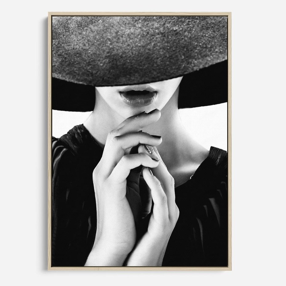 Obraz w ramie 50x70 - Czarna Elegancja - fotografia czarno biała, zbliżenie portret kobiety w czerni - rama drewno