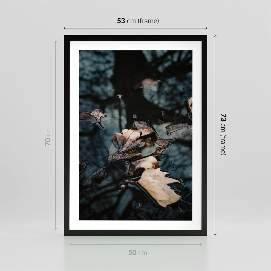 Plakat w ramie 50x70 - Jesienne Liście w Kałużach: Odbicie Natury - jesienne liście wkałuży, fotografia - rama czarna