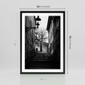 Plakat w ramie 50x70 - Ukryta Uliczka - czarno białe zdjęcie, schody - rama czarna