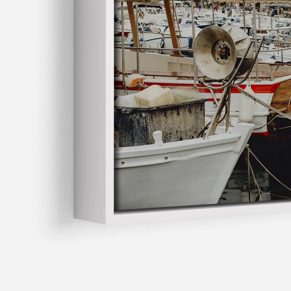 Obraz w ramie 50x50 - Malowniczy Krajobraz Morski - morze, łódki - rama biała