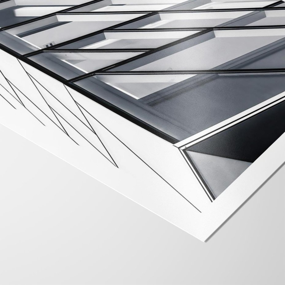 Plakat bez ramy 50x70 - Architektura Przyszłości: Czarno-Białe Ujęcie - nowoczesna architektura, czarno białe zdjęcie