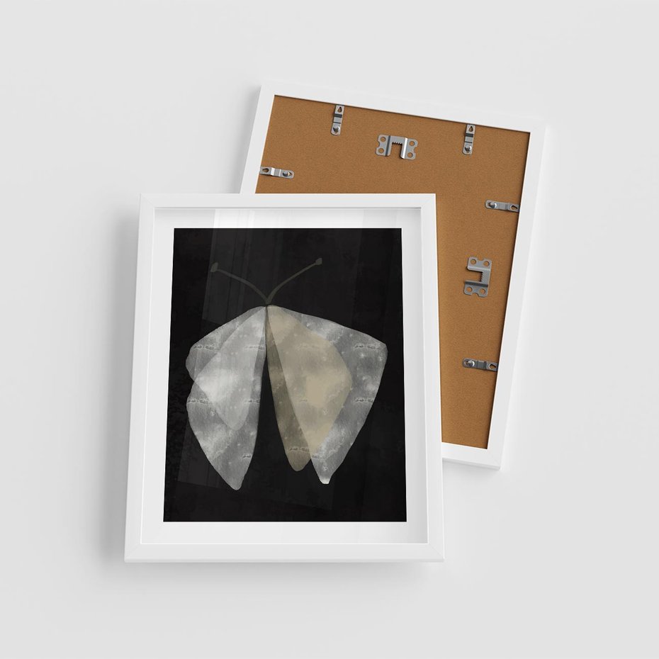 Plakat w ramie 40x50 - Obce Powidoki - abstrakcyjna ćma, mroczna atmosfera - rama biała