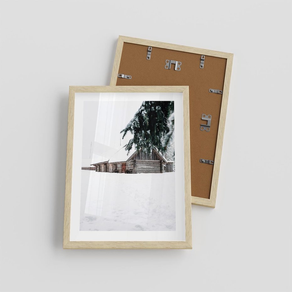 Plakat w ramie 30x40 - Zimowy Azyl - domek w górach, śnieg - rama drewno