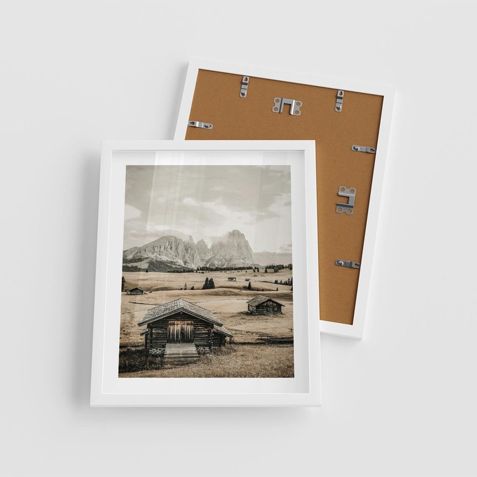 Plakat w ramie 40x50 - Klasyczny Urok Górskich Domków - domki, w górach - rama biała
