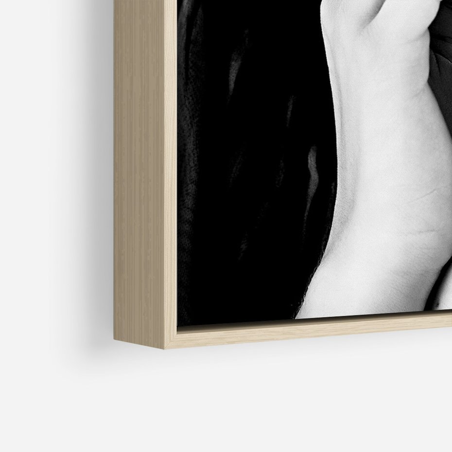 Obraz w ramie 70x100 - Czarna Elegancja - fotografia czarno biała, zbliżenie portret kobiety w czerni - rama drewno