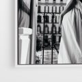Obraz w ramie 70x100 - Poranki w Paryżu - czarno białe zdjęcie, kobieta w prześcieradle na balkonie - rama biała