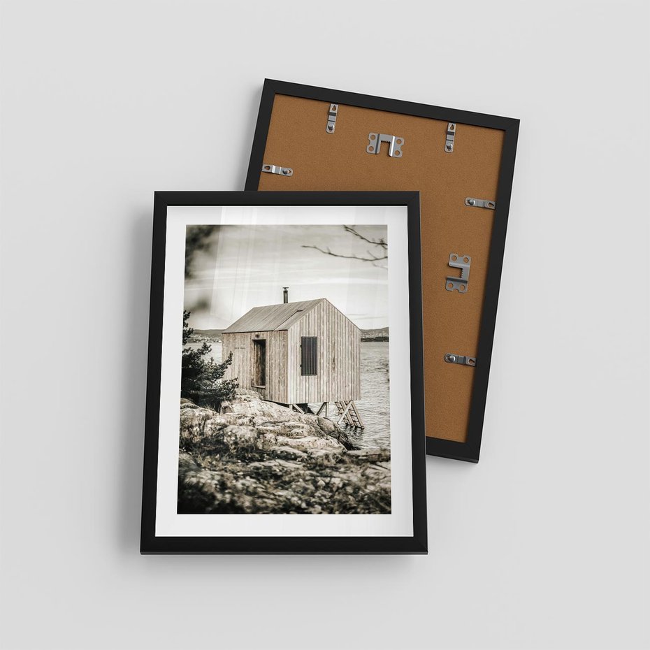 Plakat w ramie 30x40 - Nostalgiczna Oaza - rustykalny domek, domek nad jeziorem - rama czarna