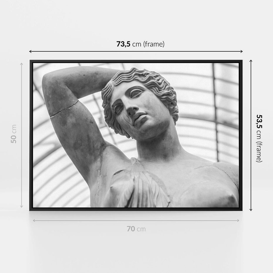 Obraz w ramie 70x50 - Zaklęta w Kamieniu - antyczna rzeźba kobiety na fotografii, czarno biała - rama czarna