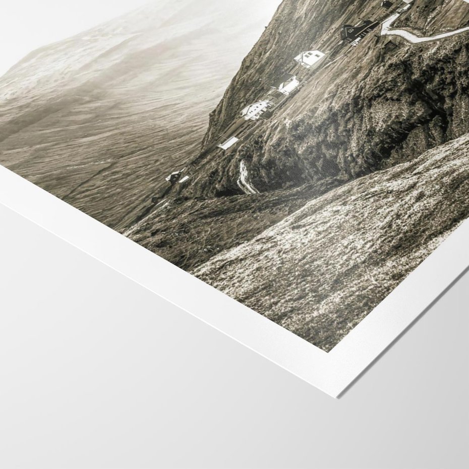 Plakat bez ramy 50x70 - Domki w Górach - czarno biała fotografia, górski pejzaż