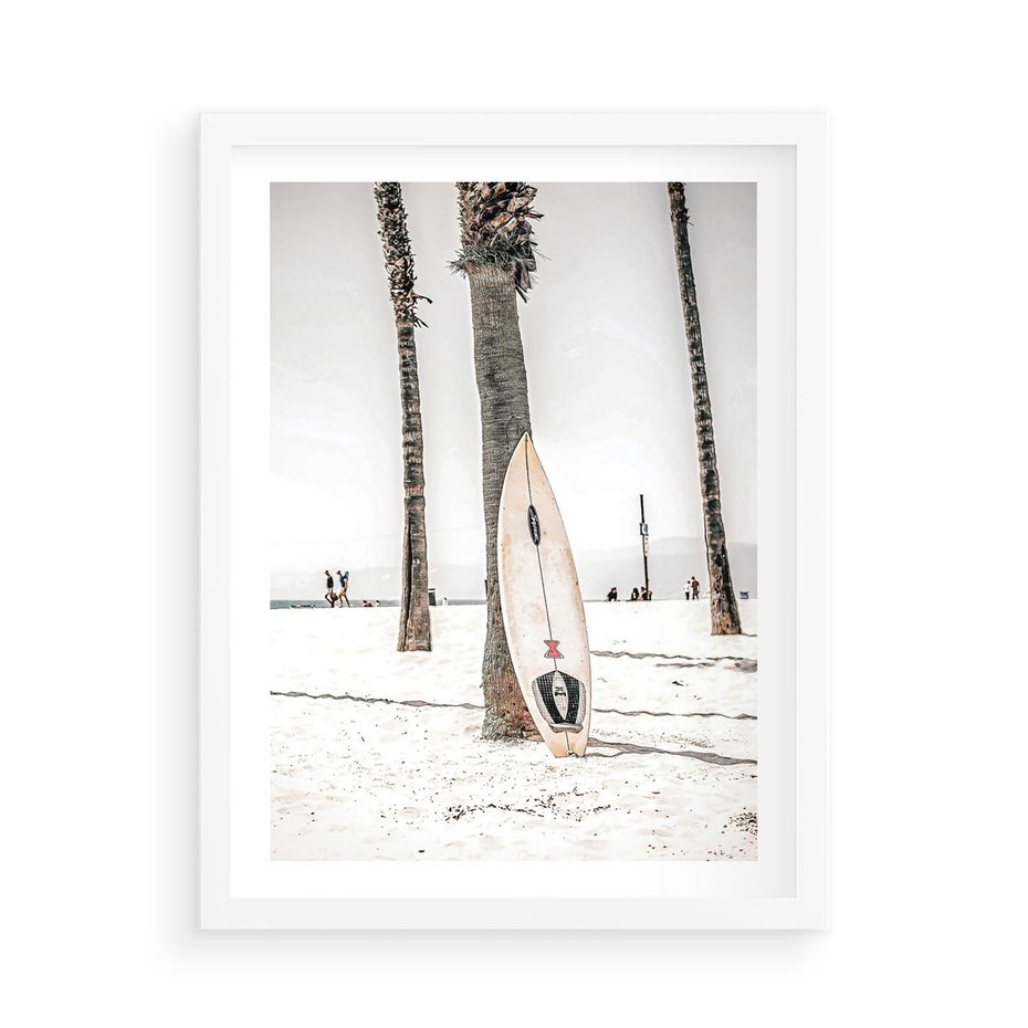 Plakat w ramie 50x70 - Plażowy Relaks - deska surfingowa, oparta o palmę - rama biała