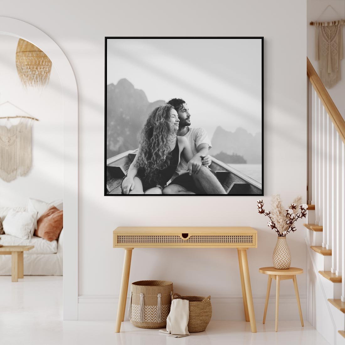 Obraz w ramie 50x50 - Księga mglistych marzeń - czarno biała fotografia, para zakochanych w łodzi - rama czarna