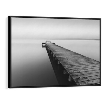 Obraz w ramie 100x70 - Mglista Perspektywa - czarno biała fotografia, drewniany pomost na jeziorze - rama czarna