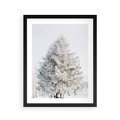 Plakat w ramie 40x50 - Zimowa Poezja w Ośnieżonym Drzewie - ośnieżone drzewo, zima - rama czarna