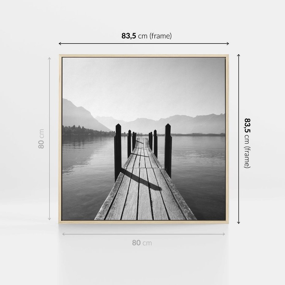 Obraz w ramie 80x80 - Spokojna Przystań - czarno biała fotografia, drewniany pomost na jeziorze - rama drewno