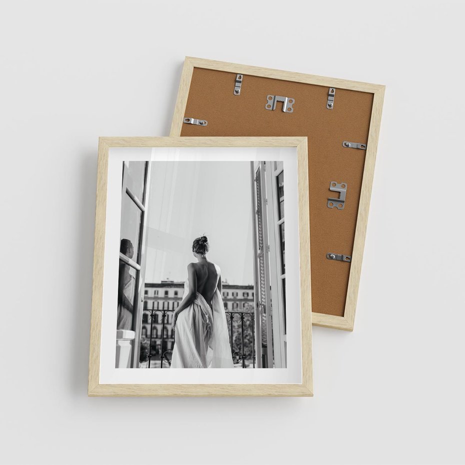 Plakat w ramie 40x50 - Poranki w Paryżu - czarno białe zdjęcie, kobieta w prześcieradle na balkonie - rama drewno